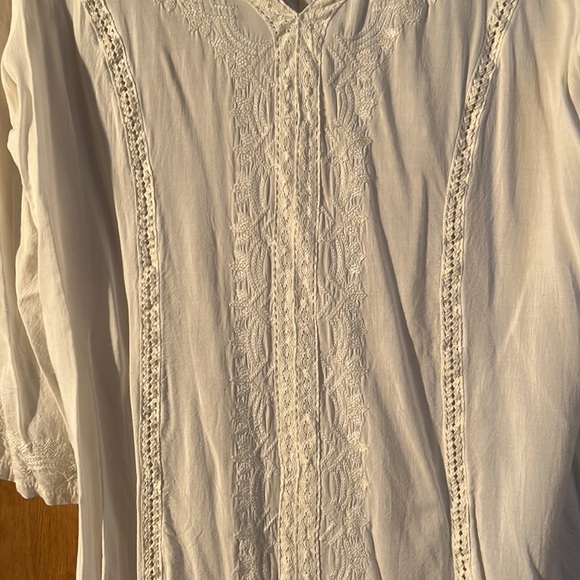 White Embroidery quarter sleeve flowy top - Picture 4 of 5